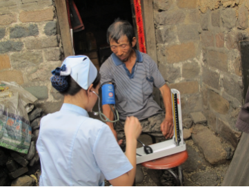 石家庄蓝天中医院医疗志愿者积极参加进村义诊活动