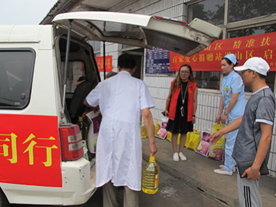 石家庄蓝天中医院爱心小分队进行免费义诊活动