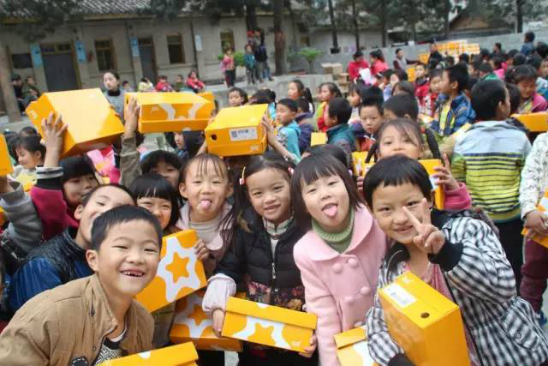 恒昌助力爱心包裹 愿每个孩子都被宠爱