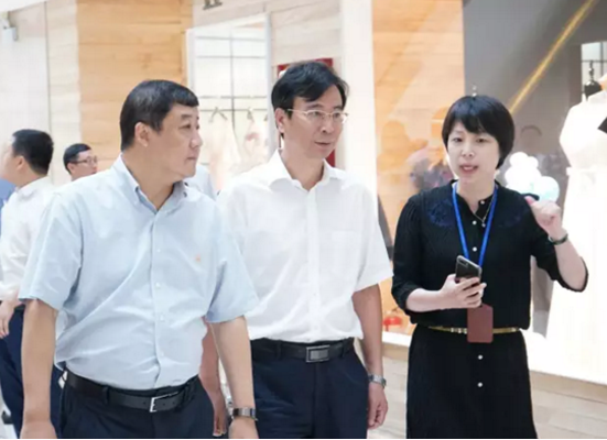 苏州市委常委、副市长王翔调研苏州虎丘婚纱城