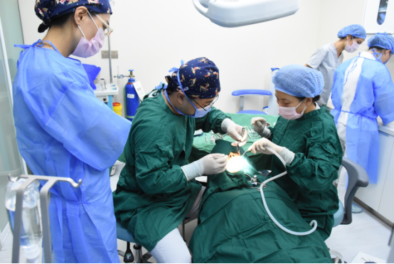 进补养生要好牙 青岛伊美尔种植牙让老年人重获好口福