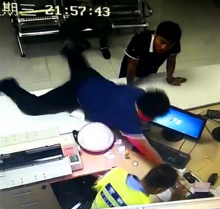 高速上男子强行抢夺民警办公桌上的驾驶证被拘