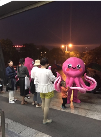 大章鱼惊现文泽地铁站 冒泡让大学生活充满色彩