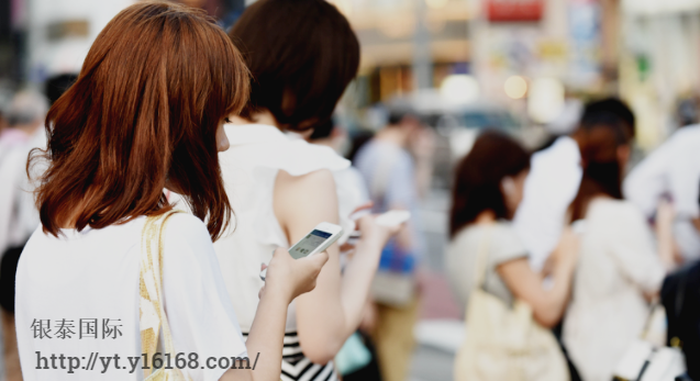 银泰国际告诉你什么是低头族！