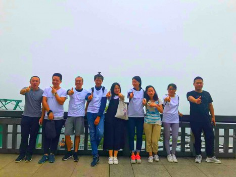 “超越自我，快乐起航—暨微金石登山活动”