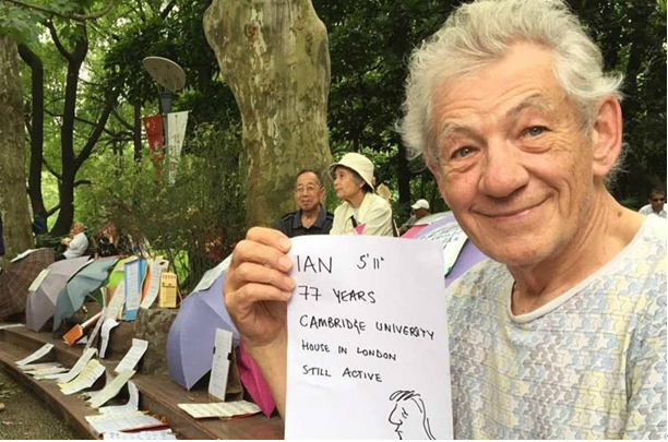 医护家：家里老人这么多，为什么不交个护工朋友？