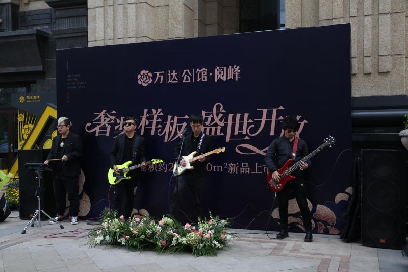 奥体万达为女孩圆梦，“家”中团聚共同庆生