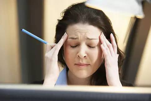 电脑手机看久了，心生爱目洗眼液教你一招缓解眼睛疲劳