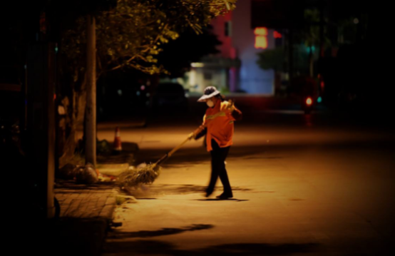 今天是环卫工人节，深圳远大医院坚持把关爱 献给“城市美容师”