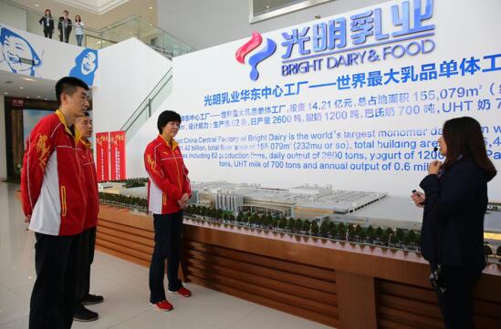 首届女排超级联赛上海开幕 郎平亲手做奶昔为球迷送上“光明力量”