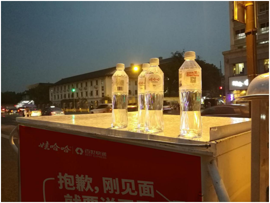 到处可见的免费矿泉水，那是给快递小哥的