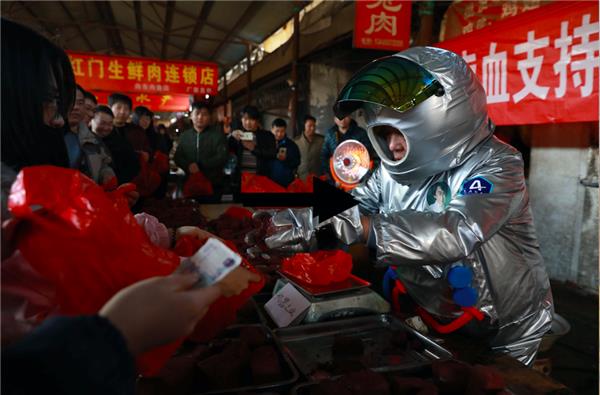 大爷为挺成龙新片 菜场卖“机器之血”遭疯抢