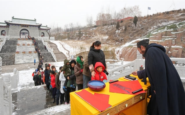 河南济源：百名村民雪中排长队求“福”