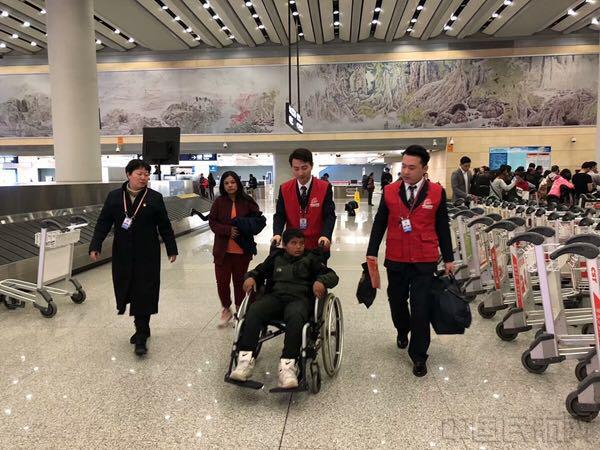 东航人爱心接力 为尼泊尔病孩保住“光明”