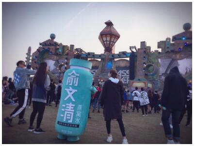 时尚达人首选饮品  俞文清燕窝水风靡上海音乐节