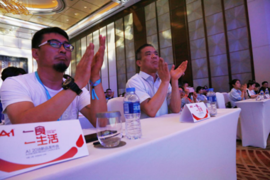 超级美食家携新高调亮相中食展 玲珑锁鲜杯成展会焦点