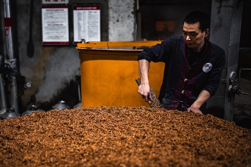 没有工匠精神就酿不出五粮液 一线烤酒工讲述世界名酒如何酿造